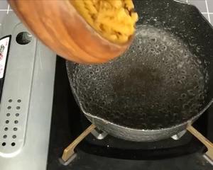 奶油菌菇培根螺旋意面的做法 步骤2