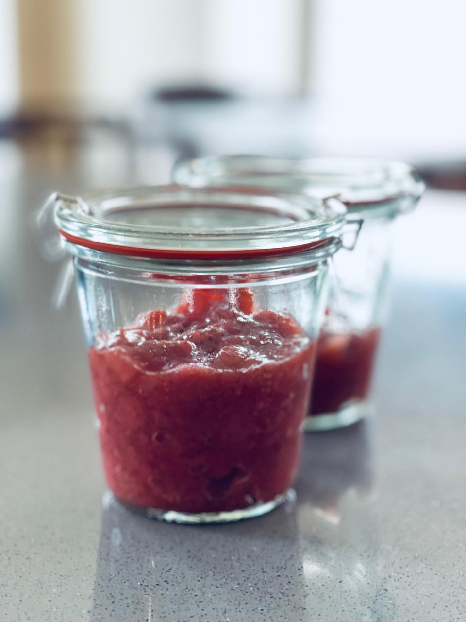 新鲜纯正的草莓果酱