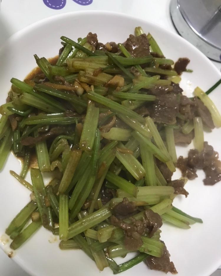 牛肉炒芹菜(不老不柴嫩滑多汁)
