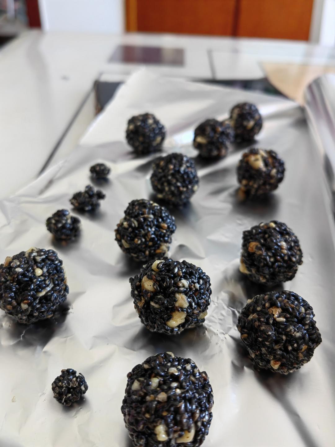 轻松上手香脆醇厚的黑芝麻丸