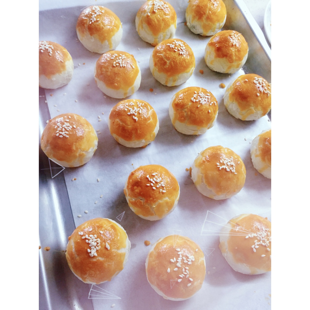 蛋黄酥 Danhuangsu