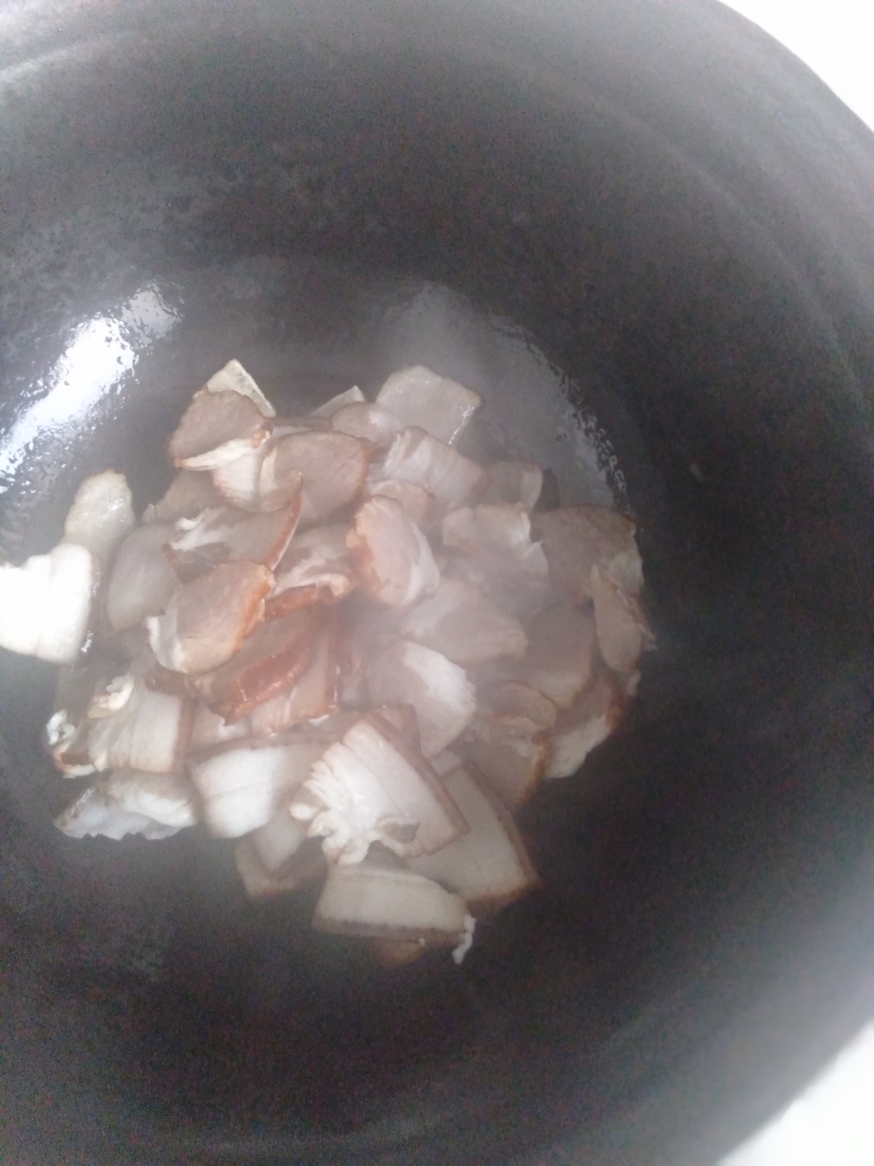 白菜腊肉豆角炖粉条的做法 步骤2