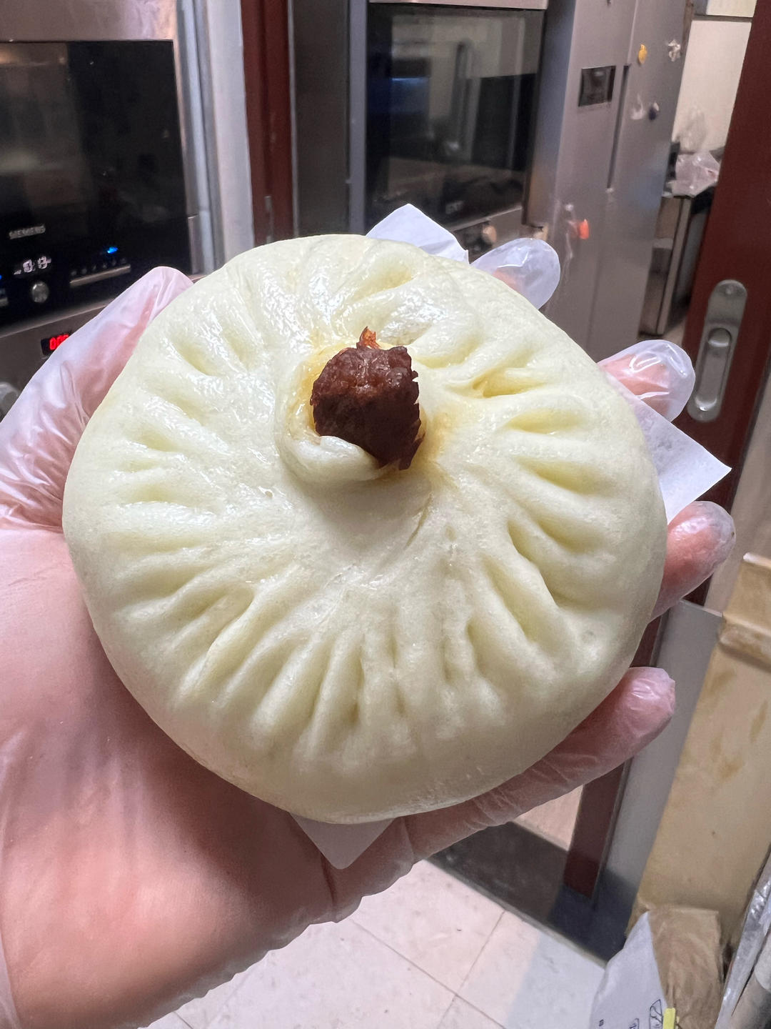 云朵般松软爆浆蜜汁叉烧包