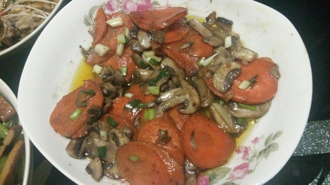 胡萝卜炒蘑菇