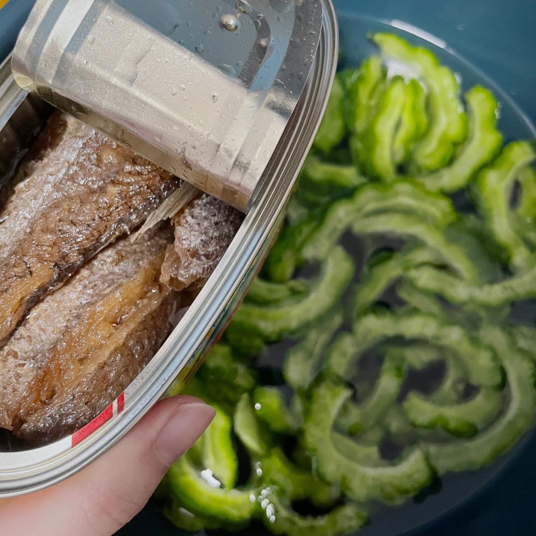 不苦的苦瓜炒鲮鱼🥫