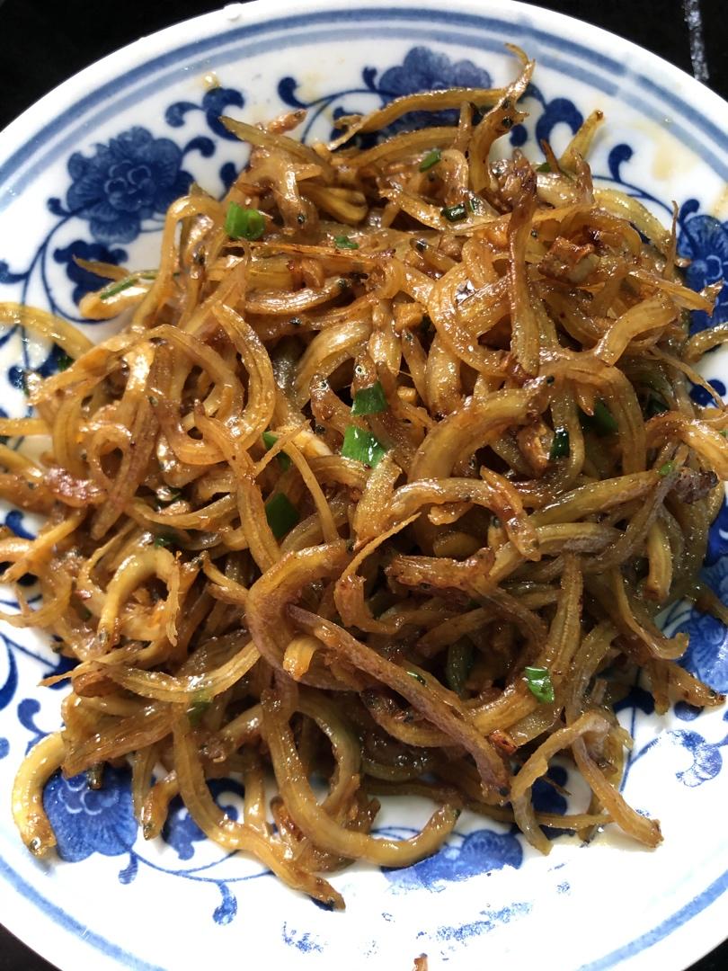 煎炒小银鱼