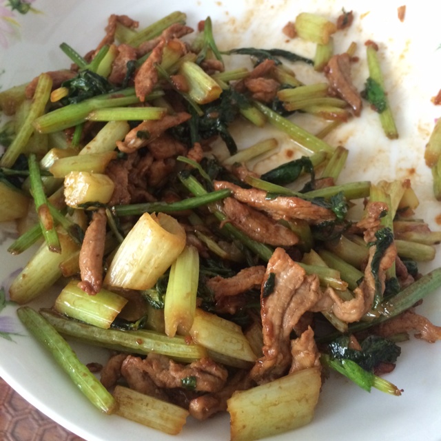 芹菜炒肉