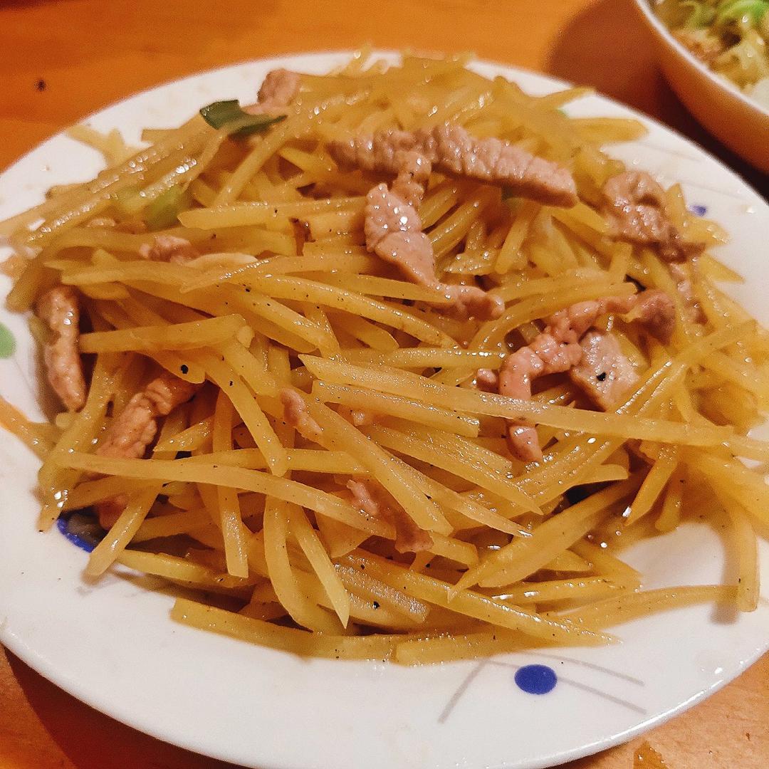 晶莹拉拉做的土豆丝炒肉
