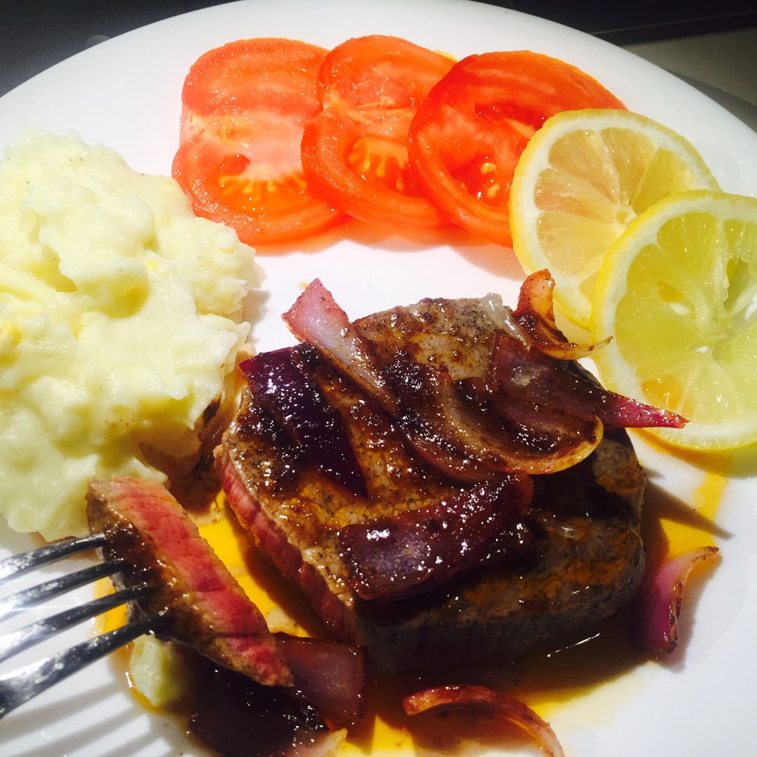 家里没有西兰花少了点绿色…diy酱汁炒成功:煎牛排剩下的黄油 洋葱