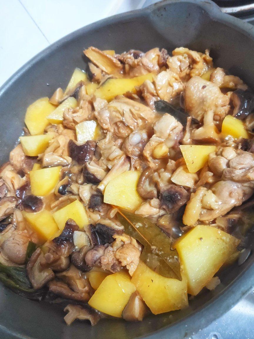 鸡腿炖蘑菇