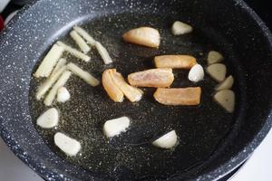 腊肉豆豉蒸鱼头的做法 步骤5