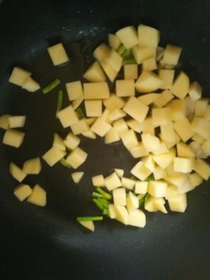 玉米土豆丁的做法 步骤3