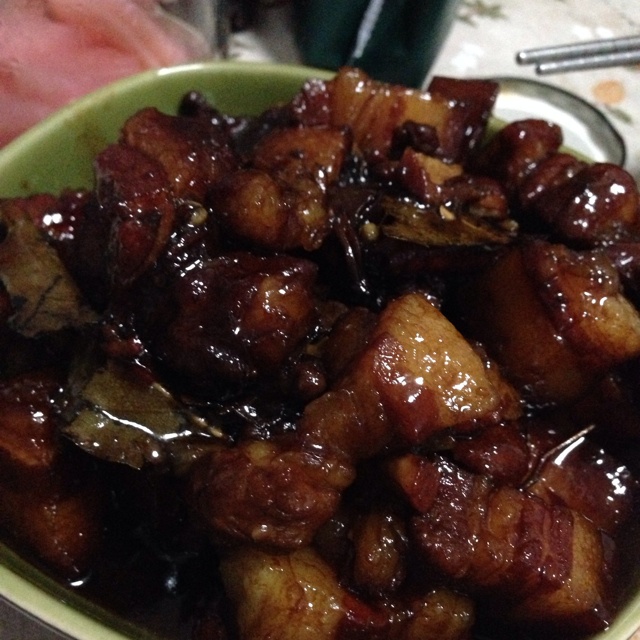 吃着碗里望着锅里的红烧肉