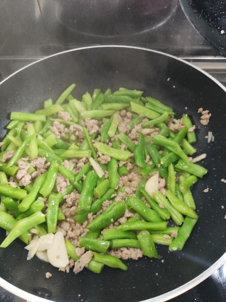 蒜香肉末四季豆的做法