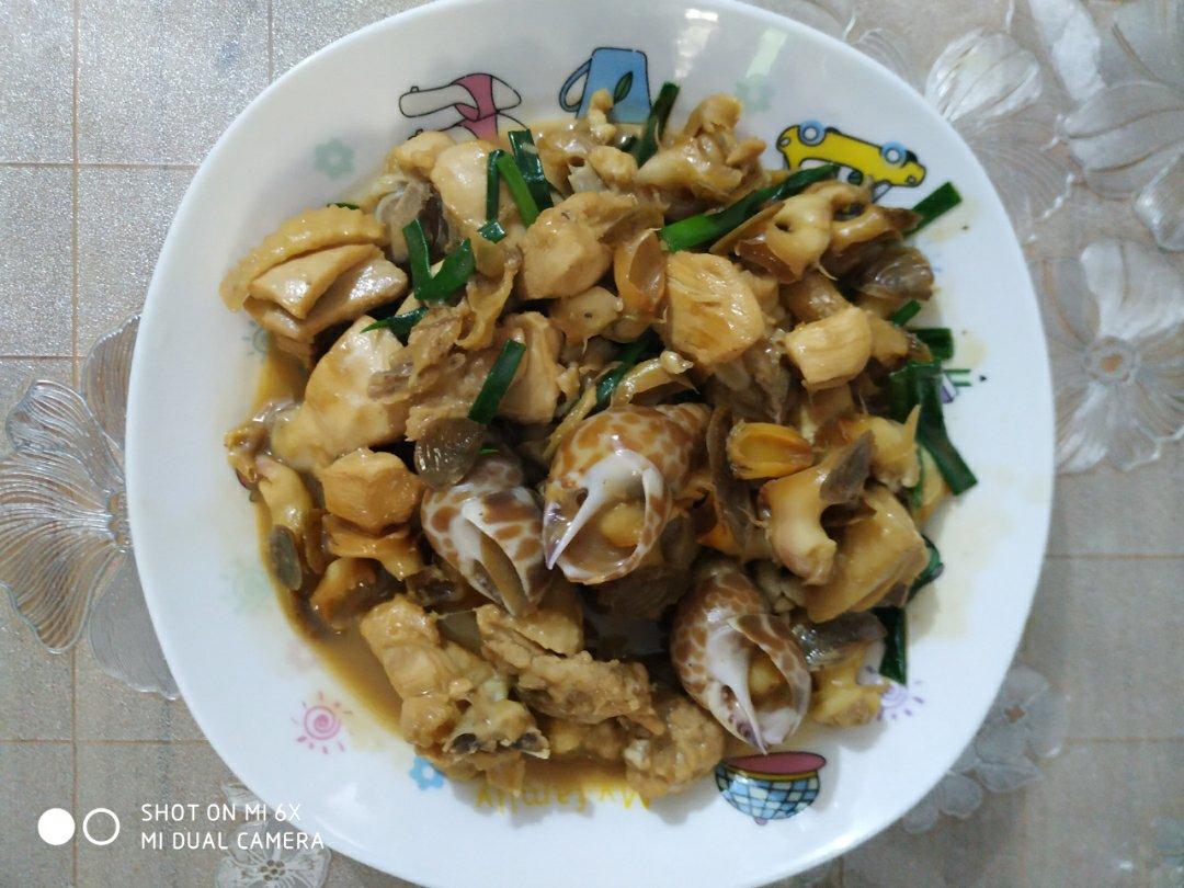 砂锅花螺焖鸡