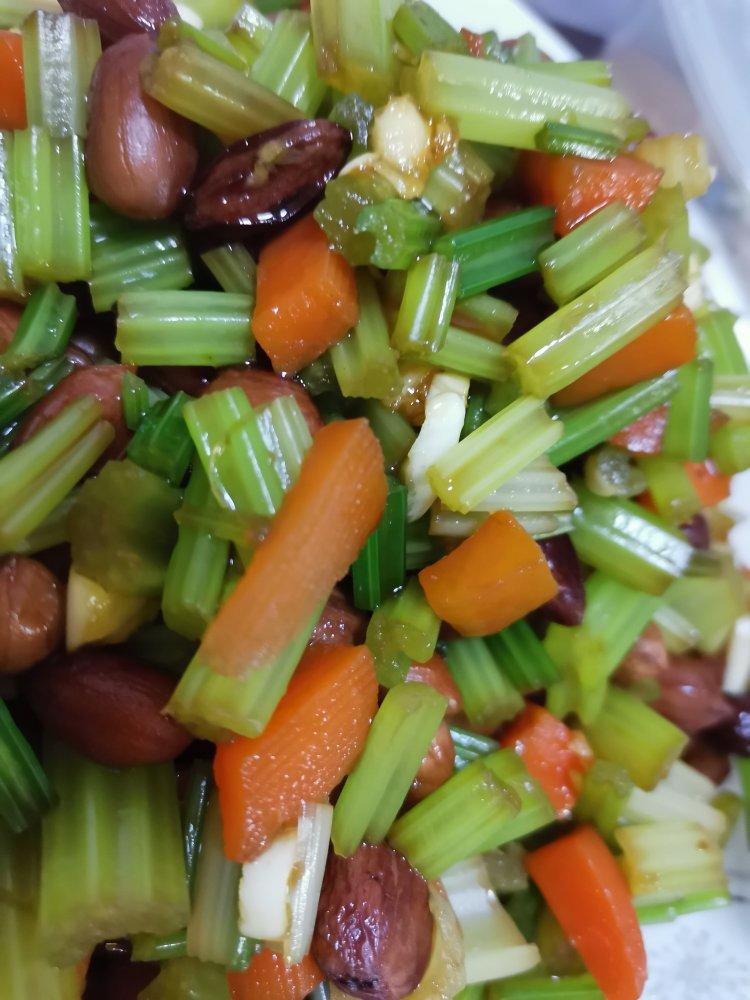 凉拌芹菜花生米胡萝卜