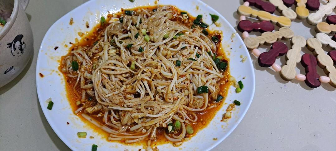 解馋减脂餐！酸辣开胃又下饭的菠菜拌金针菇