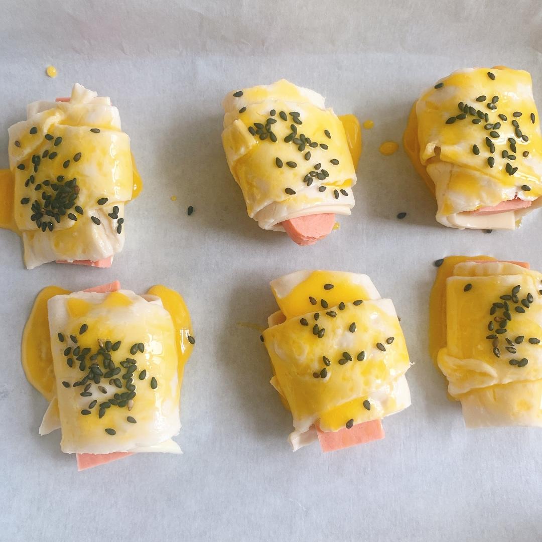 酥皮火腿肠手抓饼皮烤火腿肠烤箱小吃