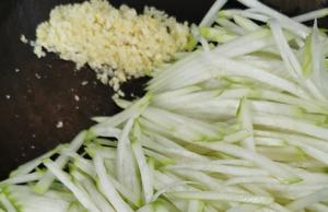 粉丝虾米蒸节瓜的做法 步骤2
