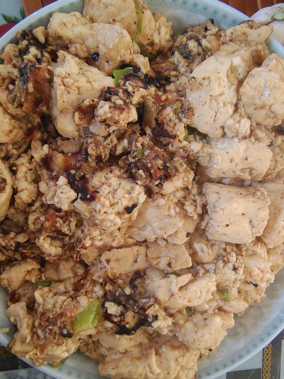 不放肉也超下饭的葱焖豆腐