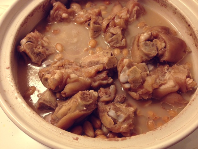 黄豆花生猪脚汤