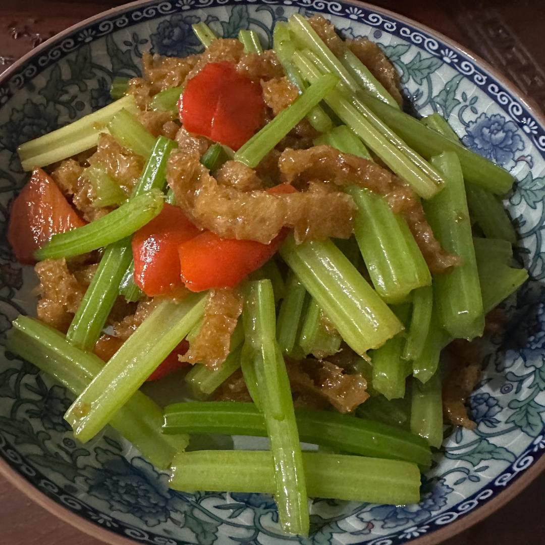 家常菜辣椒炒炸猪皮