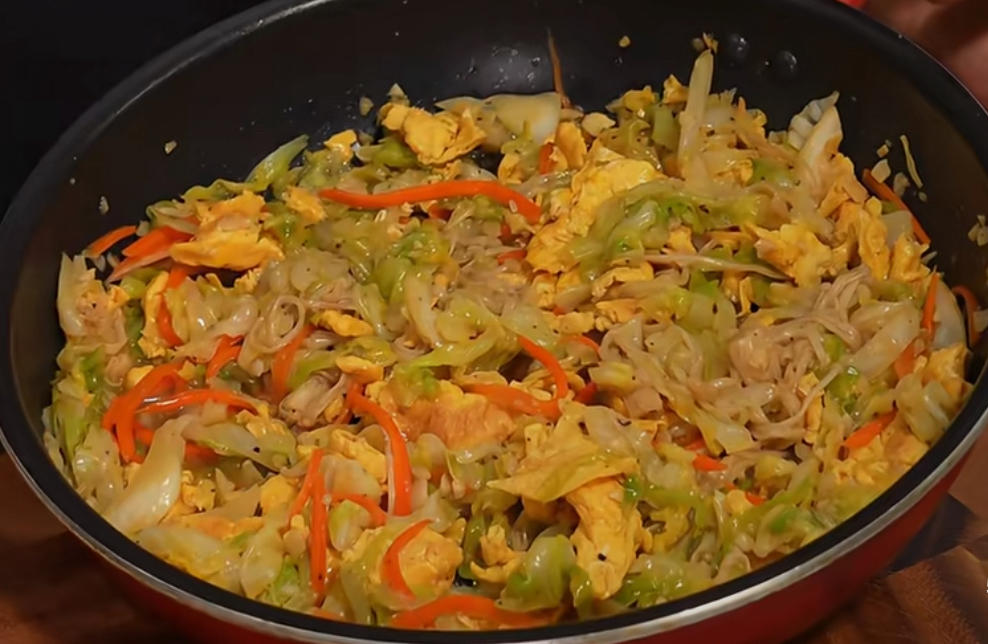 金针菇包菜炒蛋的做法