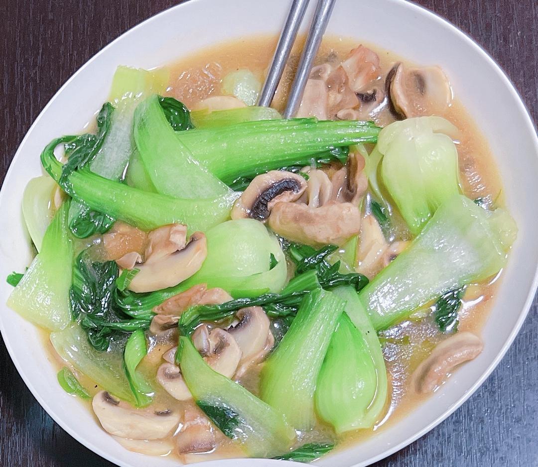 鲜美的口蘑炒青菜