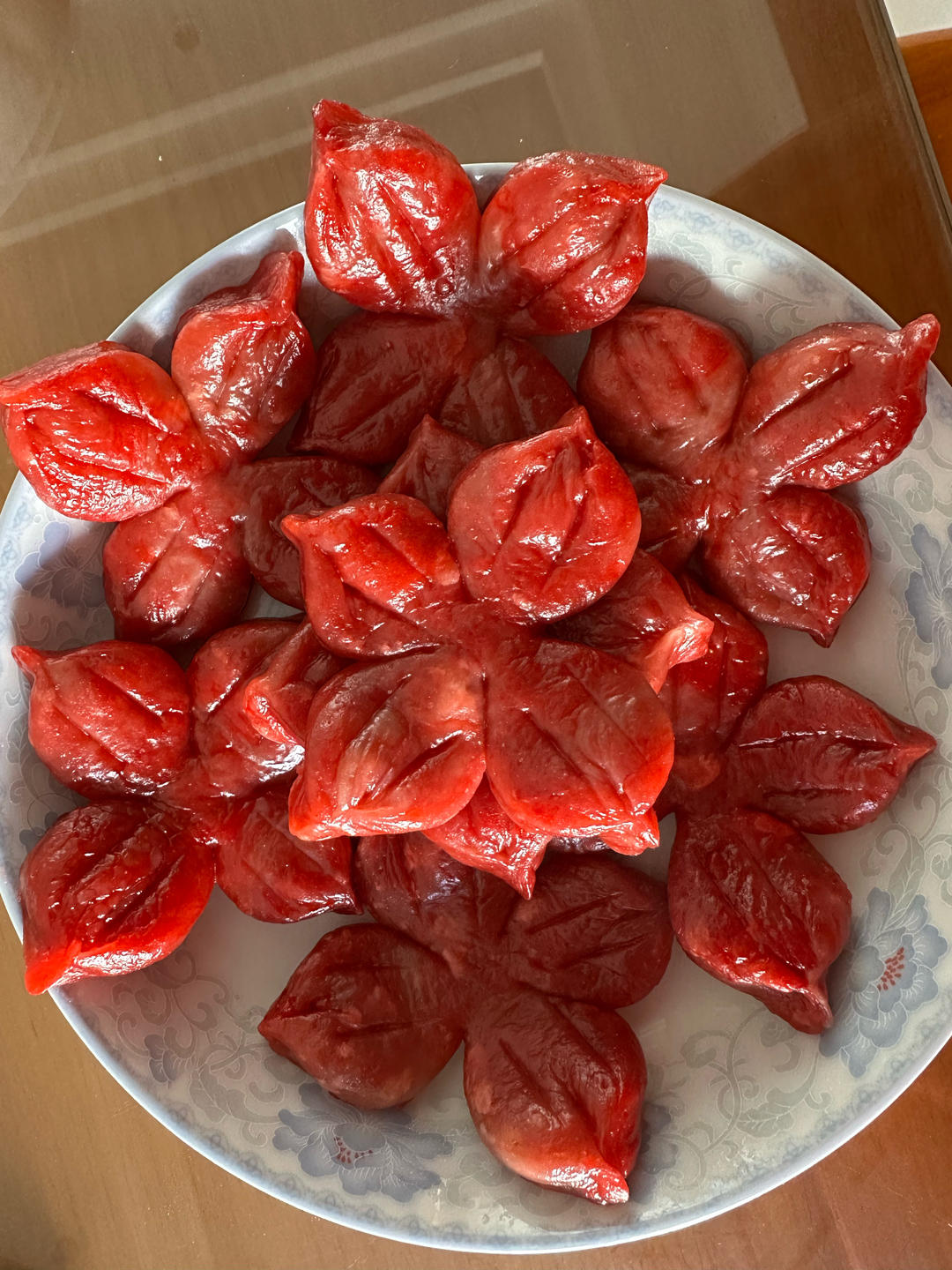 舍不得入口的樱花馒头，美美地开放在餐桌上