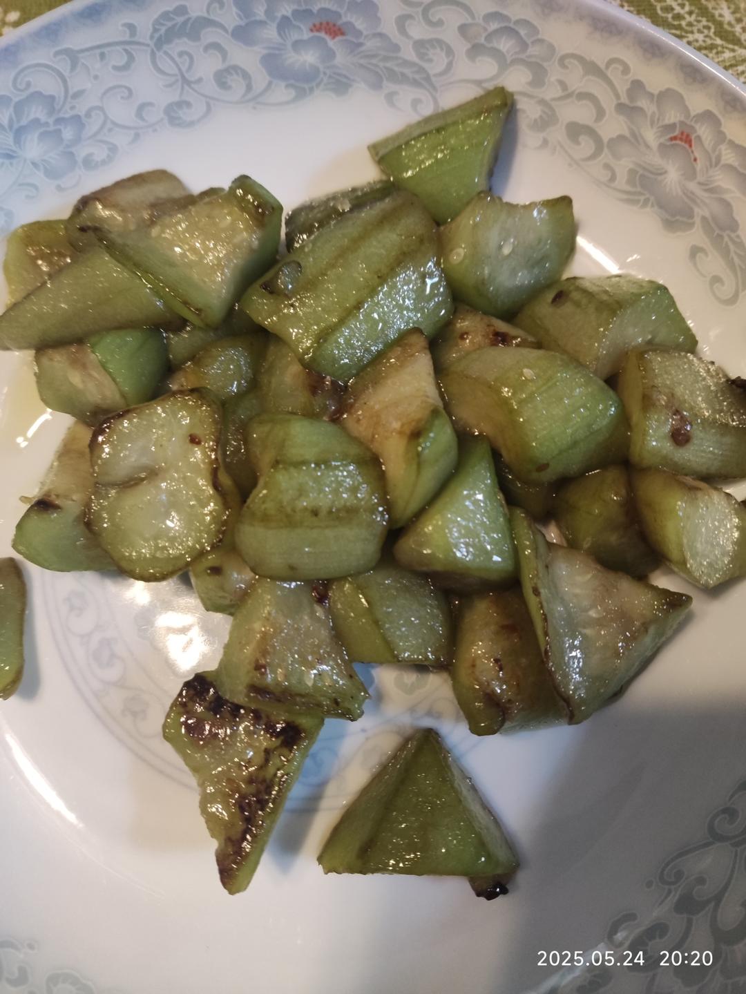 素炒丝瓜|这样做绝了！简单又好吃！