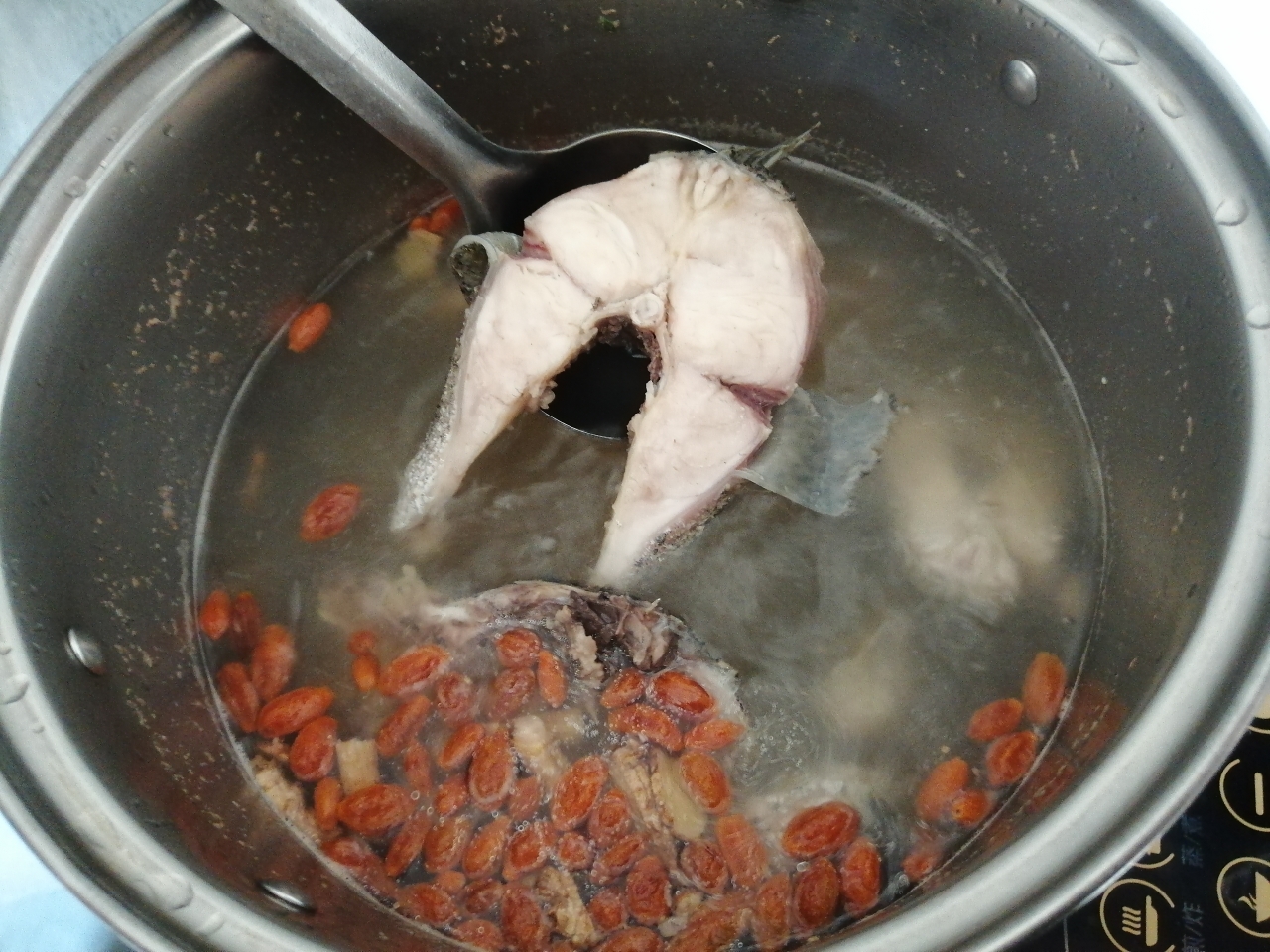 适合手术后人群的鱼汤，清炖黑鱼汤的做法 步骤2