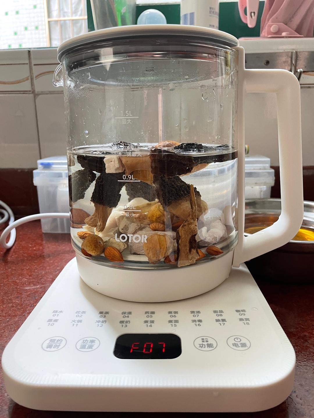 羊肚菌健脾汤的做法 步骤3