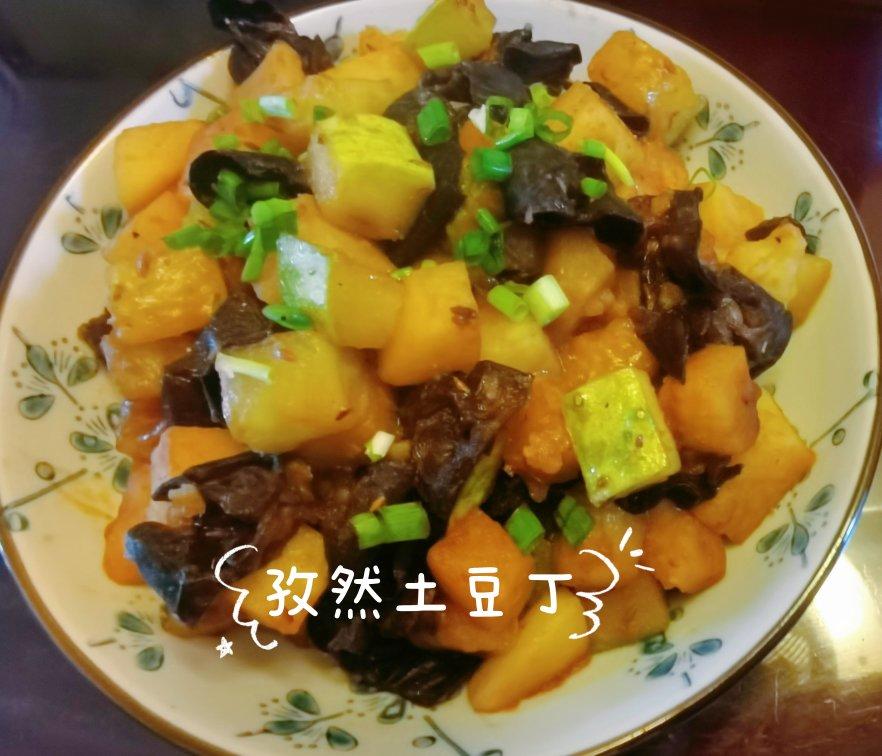 秒杀路边摊的孜然火腿土豆丁，闻着馋吃着香，米饭都要遭殃