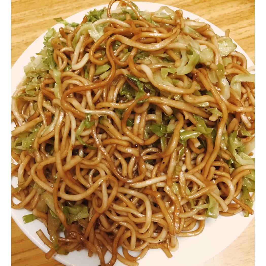 淋了蜂蜜做的圆白菜炒面