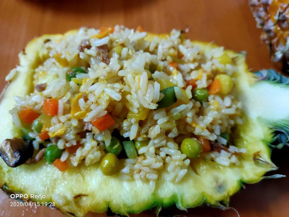 清新爽口的五彩菠萝炒饭~