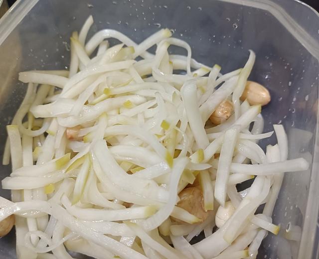 呛辣花生芥菜丝的做法