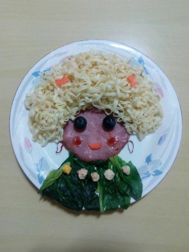 卷发女孩儿童餐
