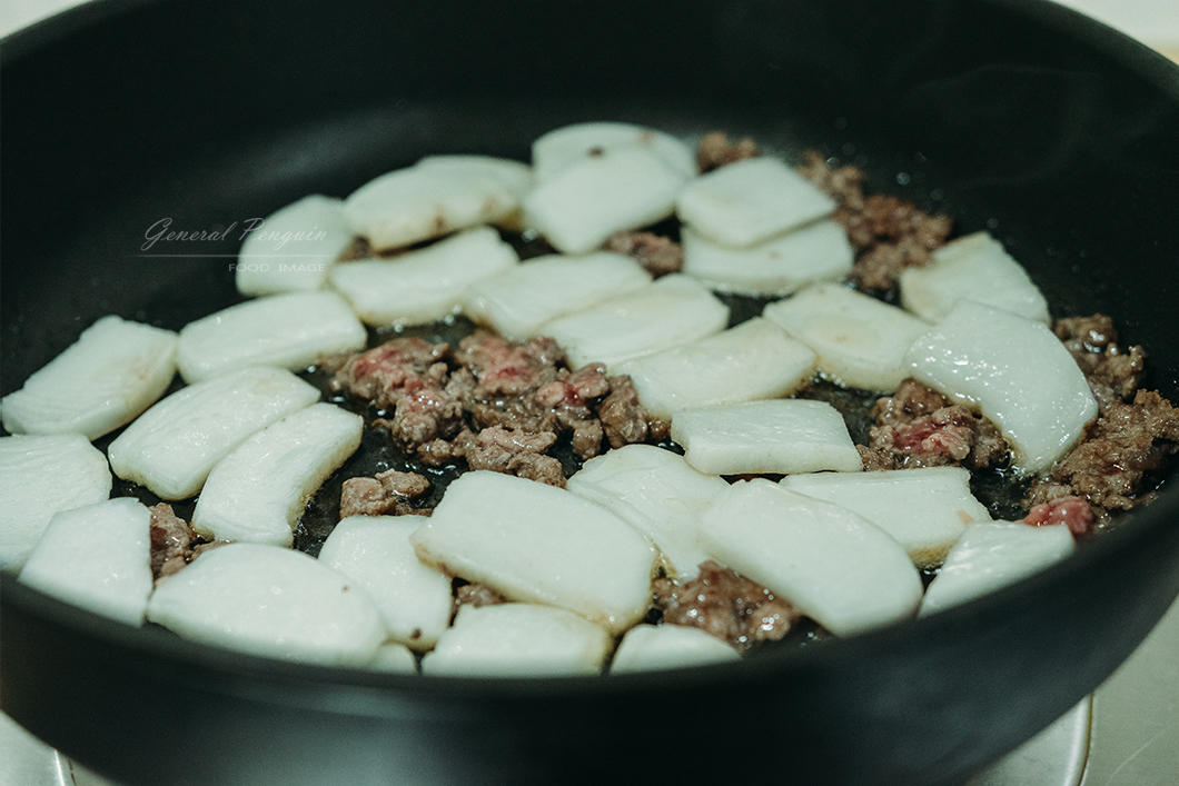 春日限定 草头牛肉末炒年糕的做法 步骤3