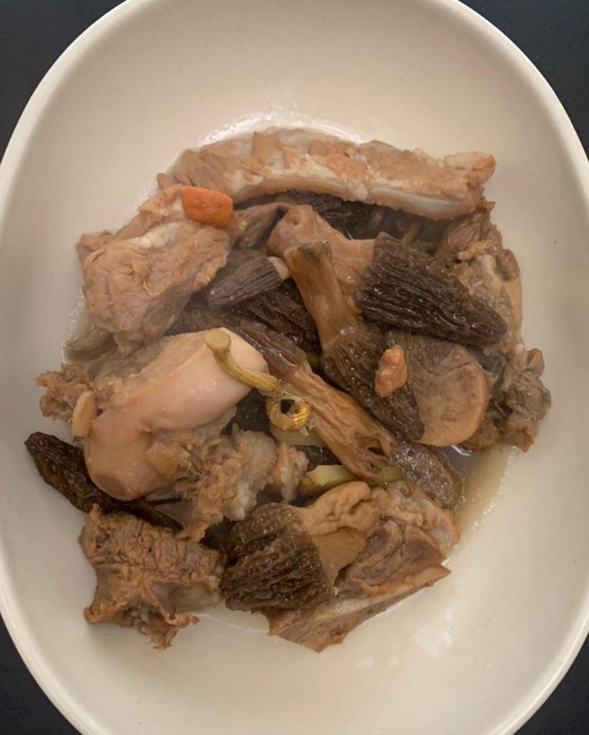 羊肚菌炖排骨汤