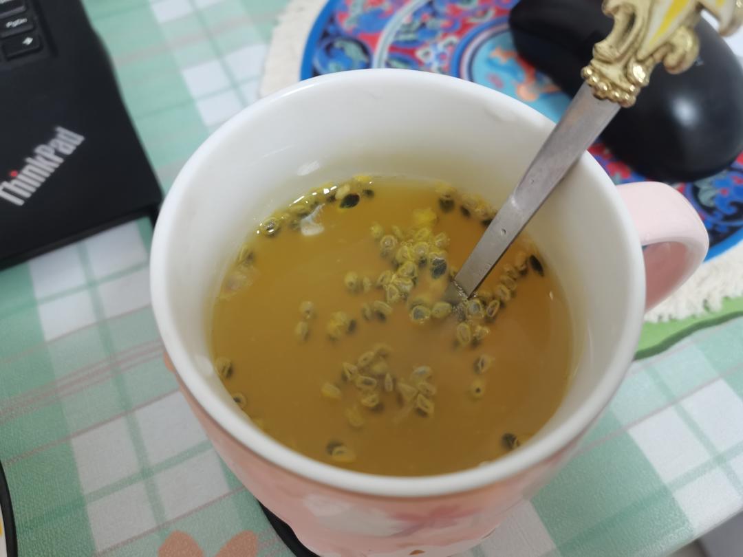 自制美味百香果柠檬蜂蜜茶的做法 步骤6