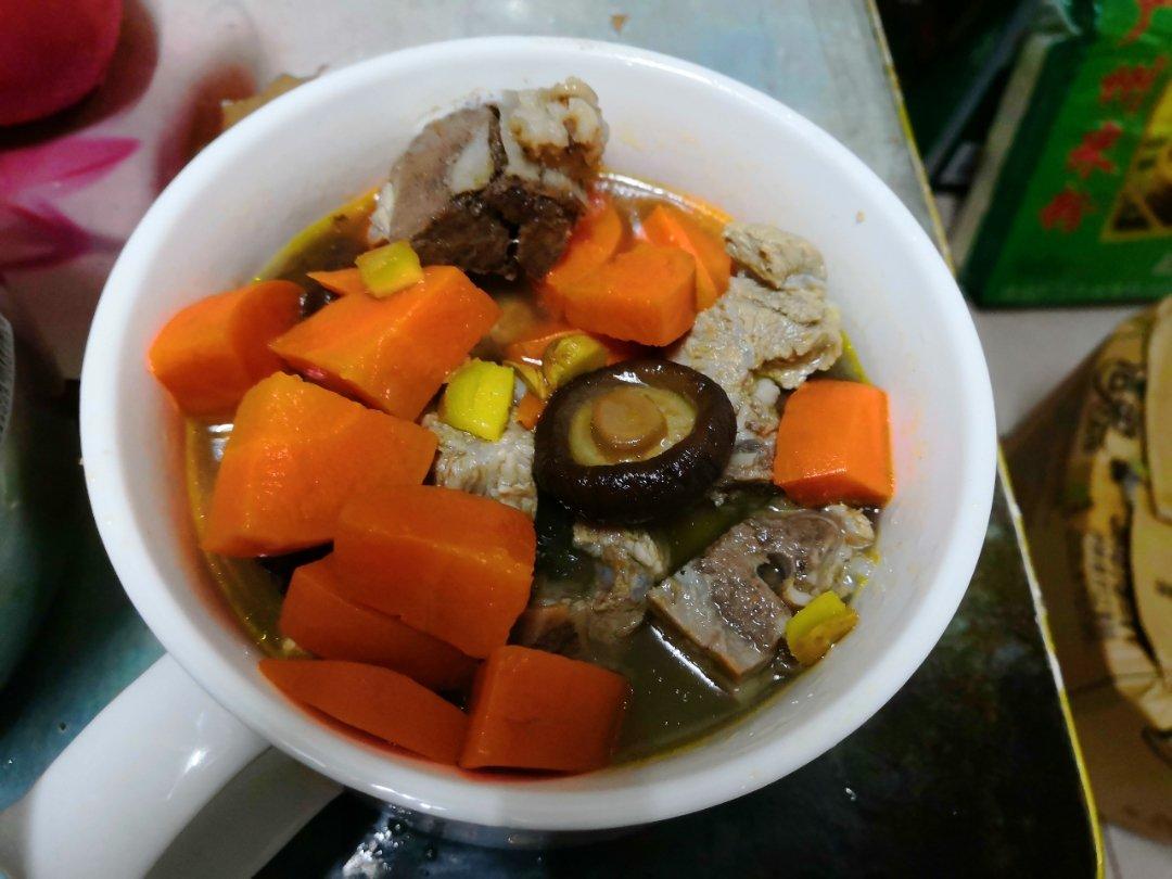 新手也能做清甜玉米胡萝卜炖排骨汤