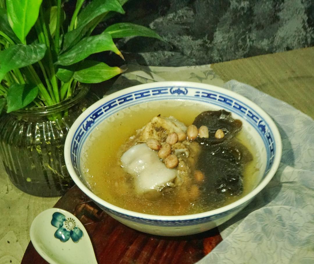 黑木耳花生米棒骨汤的做法
