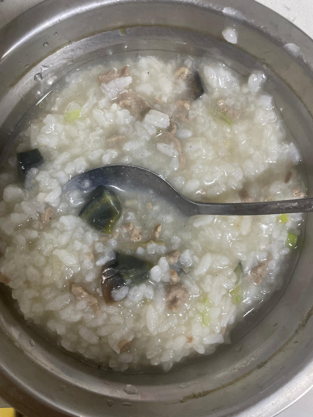 妈妈👩教我做的皮蛋瘦肉粥🥣简单快捷美味😋