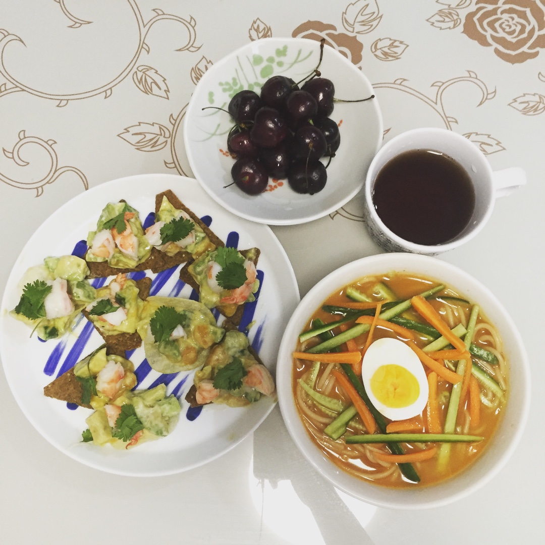 薯片牛油果大虾沙拉