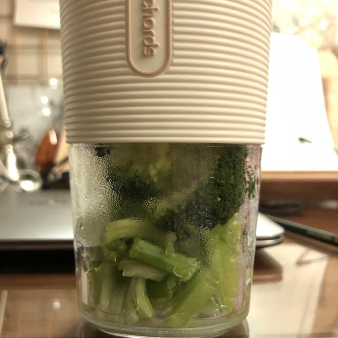 排毒蔬菜汁-西兰花芹菜-唤醒新的一天的做法