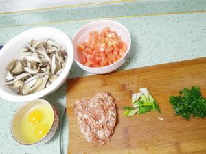 适合小白两个锅同时做的菜谱：番茄炒蛋+平菇肉汤的做法 步骤2