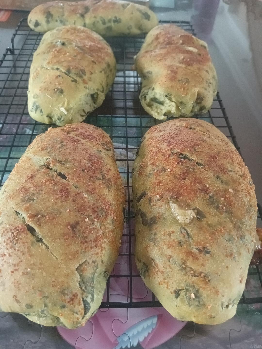 好吃不腻的咸口面包｜【全麦菠菜芝士面包】