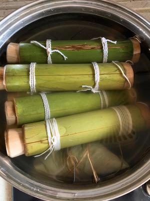 蛋黄瑶柱鲜肉竹筒粽的做法 步骤3