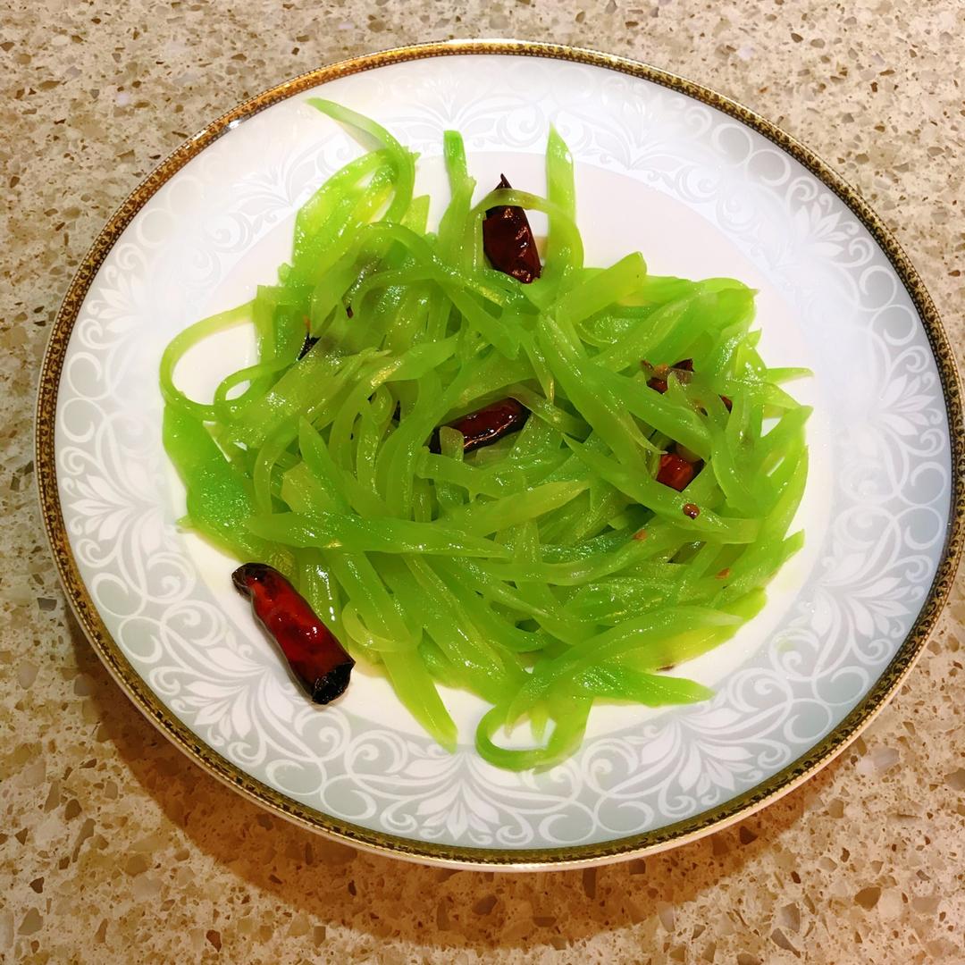 叮当爱吃鱼做的清炒莴笋丝