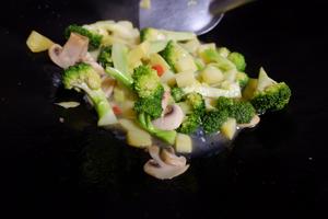 西兰花菌菇焗饭·奶素的做法 步骤4